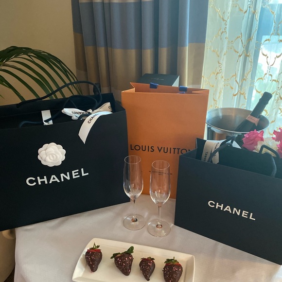 Meet your Posher, Kim and Amy - Picture 5 of 7